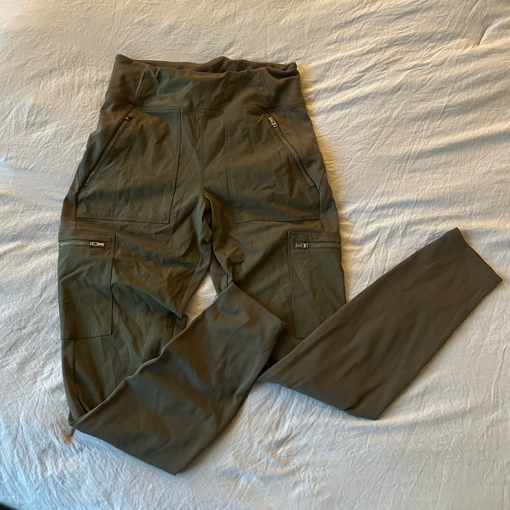 Women’s Athleta Headlands Hybrid Cargo Tight (Olive green, size 6)